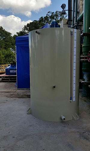 Tanque de polipropileno com agitador Tanque de polipropileno com agitador